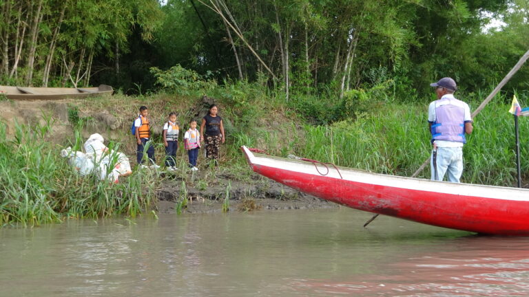 Ruta fluvial escolar Foto las Chivas del Llano.