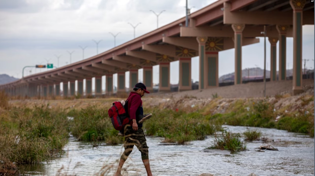 Un migrante ecuatoriano cruza el río Bravo (Grande) hacia El Paso, Texas, el domingo 18 de diciembre de 2022, desde Ciudad Juárez, México.