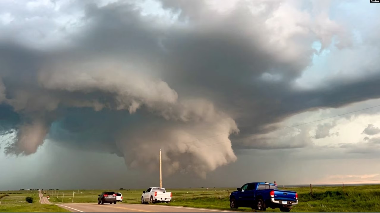 Una vista general muestra nubes de tormenta moviéndose en Beaver, Oklahoma, el 17 de junio de 2023, en esta imagen fija obtenida de un video de las redes sociales. (Thea Sandmael vía Reuters)