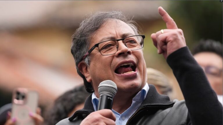 El presidente de Colombia, Gustavo Petro, habla con sus partidarios durante un mitin, en Bogotá, Colombia, el miércoles 7 de junio de 2023.