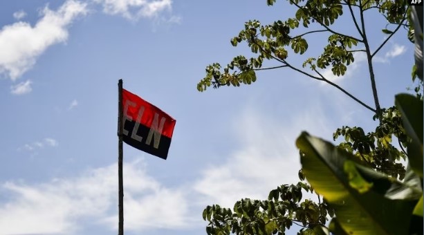 Una bandera de la guerrilla del ELN -Ejército de Liberación Nacional- se ve el 18 de septiembre de 2018 en la selva del Catatumbo, Colombia.