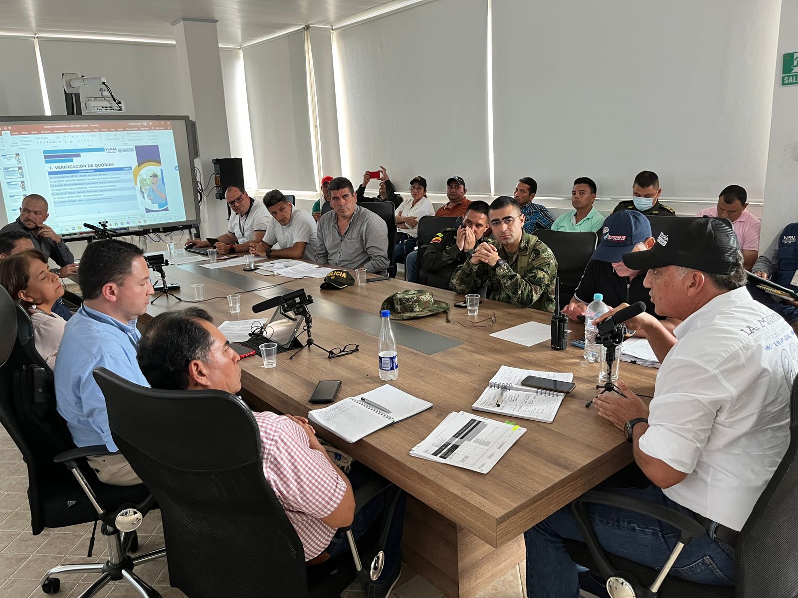 Reunion autoridades con taxistas de Yopal