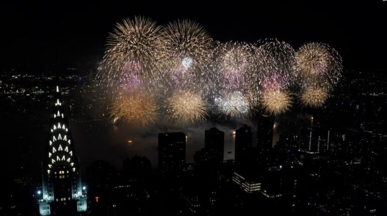 Los 46º fuegos artificiales anuales del 4 de julio de Macy's sobre el East River, el 4 de julio de 2022, vistos desde el piso 91 del mirador SUMMIT One Vanderbilt en Nueva York.