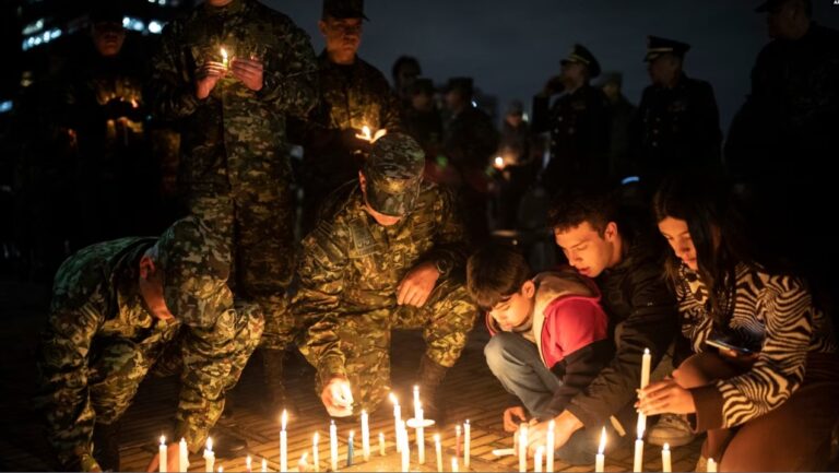 ARCHIVO - Soldados y ciudadanos asisten a una vigilia por los soldados que murieron en un ataque de disidentes de las FARC a principios de semana, en el Monumento a los Soldados Caídos, en Bogotá, Colombia, el viernes 9 de diciembre de 2022.