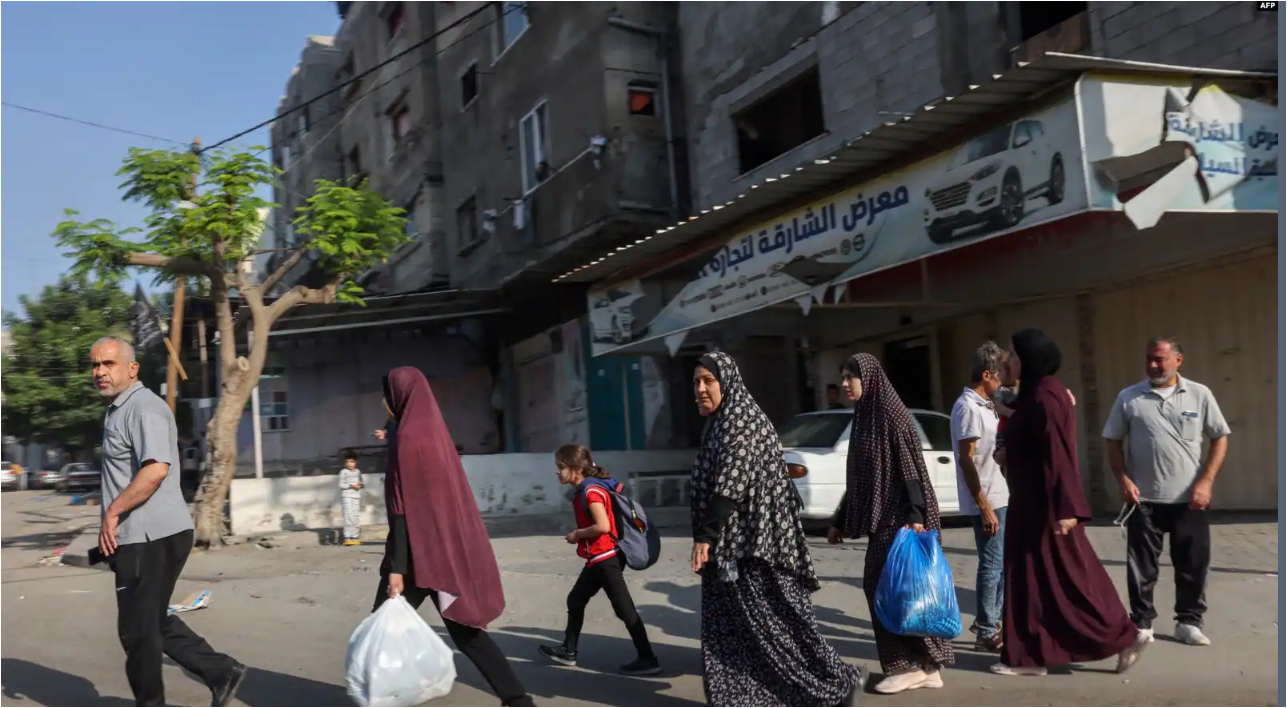 Palestinos llevando sus pertenencias huyen a áreas más seguras en la Ciudad de Gaza después de ataques aéreos isaelíes el 13 de octubre de 2023.