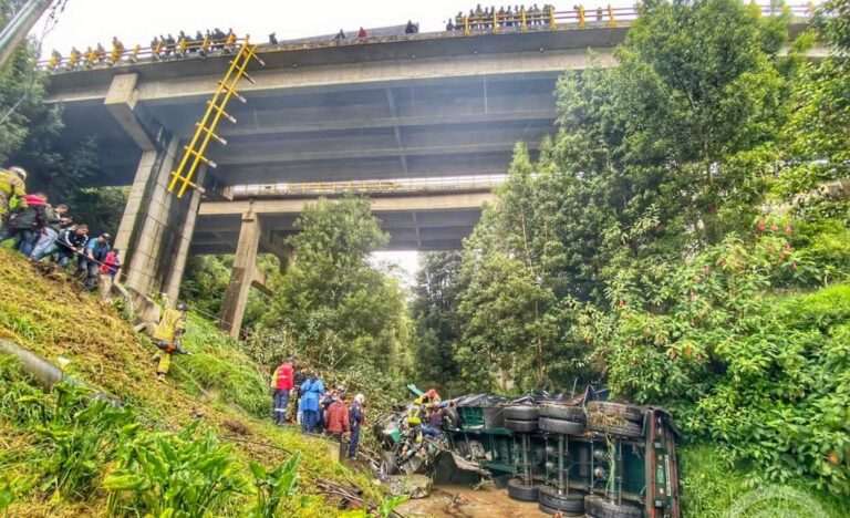 accidente-tractomula-en-el-puente-de-boyaca1