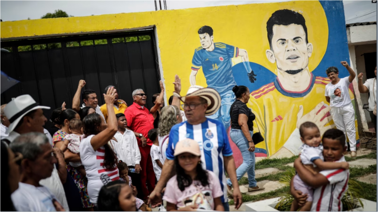 Familiares y amigos cercanos del futbolista colombiano Luis Díaz, marchan para exigir la liberación de Luis Manuel Díaz, su padre, en Barrancas, Colombia, el domingo 5 de noviembre de 2023.