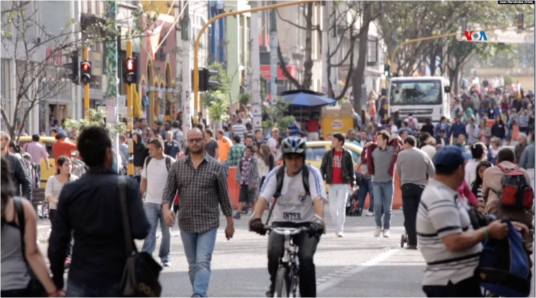 Una imagen de la Carrera Séptima en Bogotá, una de las avenidas peatonalizadas más grandes de la ciudad. [Foto: Juan Hernández, VOA]