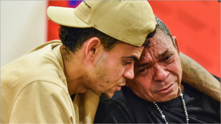 Esta foto difundida por la Federación Colombiana de Fútbol muestra al jugador Luis Díaz, a la izquierda, reunido con su padre Luis Manuel Díaz, días después de que su padre fuera liberado por sus secuestradores, en Barranquilla, Colombia, el 14 de noviembre de 2023.1-14 190043