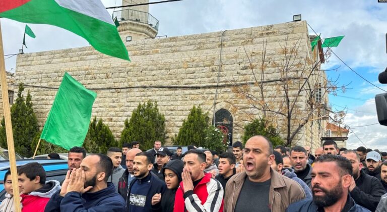 Palestinos protestan contra la muerte del líder de Hamás Saleh al-Arouri, cerca de Ramala, el 3 de enero de 2024.