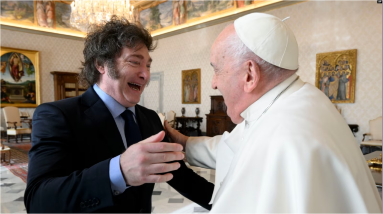 En esta imagen distribuida por el Vaticano, el presidente argentino Javier Milei saluda al Papa Francisco mientras se reúnen en el estudio del pontífice en el Vaticano para una audiencia privada, el lunes 12 de febrero de 2024.