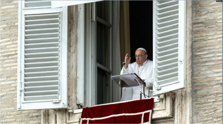 El Papa Francisco dirige la oración del Ángelus desde su ventana en el Vaticano, el 3 de marzo de 2024.​