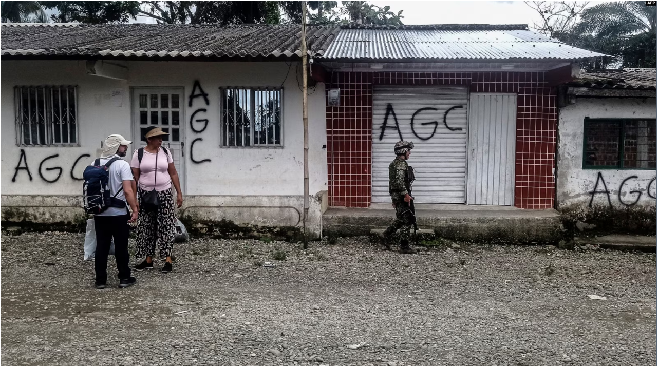 Se observan graffitis de las Autodefensas Gaitanistas (AGC) o paramilitares del Clan del Golfo en la aldea de La Colonia en la región baja del río Calima, cerca de la ciudad portuaria de Buenaventura, departamento del Valle del Cauca, el 18 de mayode 2022.