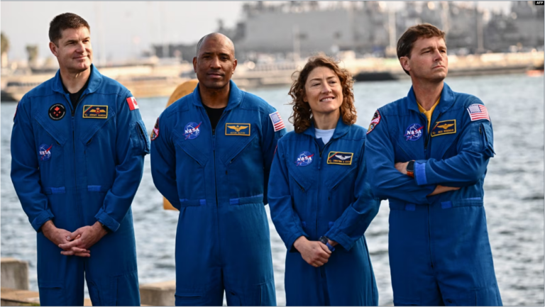 El astronauta de la Agencia Espacial Canadiense Jeremy Hansen (izq.) y los astronautas de la NASA Victor Glover, Christina Koch y Reid Wiseman asisten a una conferencia de prensa sobre la cápsula de prueba del Orion, en San Diego, California, el 28 de febrero de 2024.