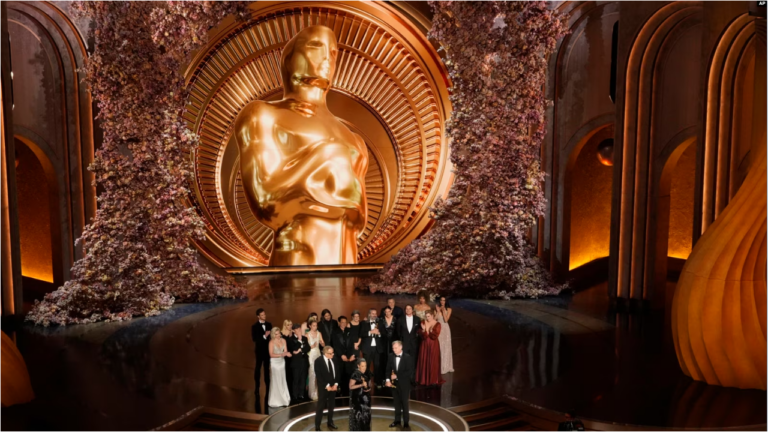 El elenco y el equipo de "Oppenheimer" aceptan el premio a la mejor película durante los Oscar el domingo 10 de marzo de 2024 en el Dolby Theatre de Los Ángeles.14