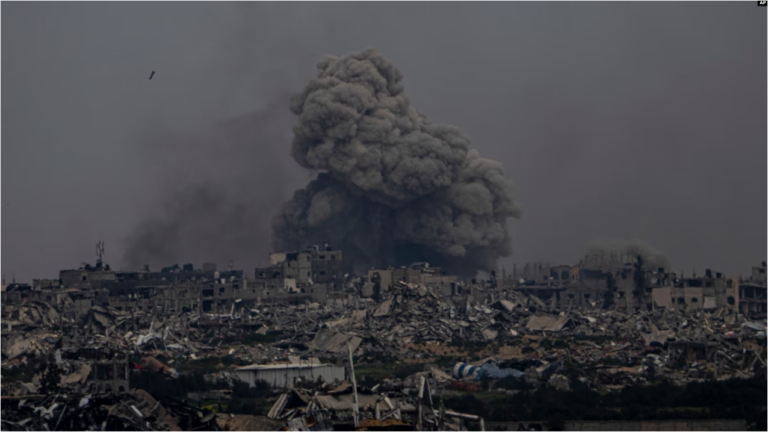 El humo y las explosiones se elevan dentro de la Franja de Gaza, vistos desde el sur de Israel, el 17 de marzo de 2024.