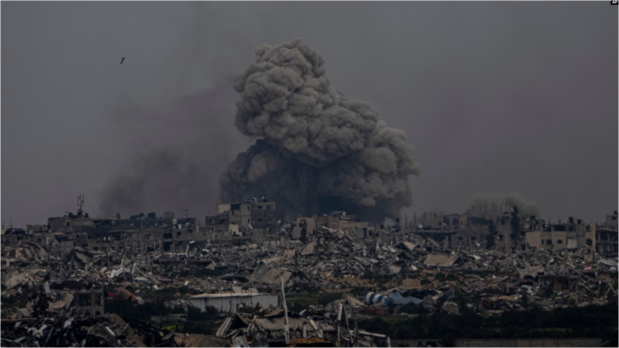 El humo y las explosiones se elevan dentro de la Franja de Gaza, vistos desde el sur de Israel, el 17 de marzo de 2024.