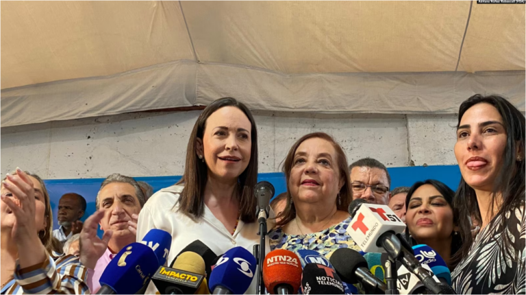 La líder opositora venezolana, María Corina Machado, junto a Corina Yoris, nombrada candidata para las elecciones presidenciales en la sede del comando de campaña de Vente Venezuela, el 22 de marzo de 2023.