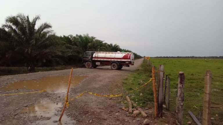 Carrotanque bloque a Claveles