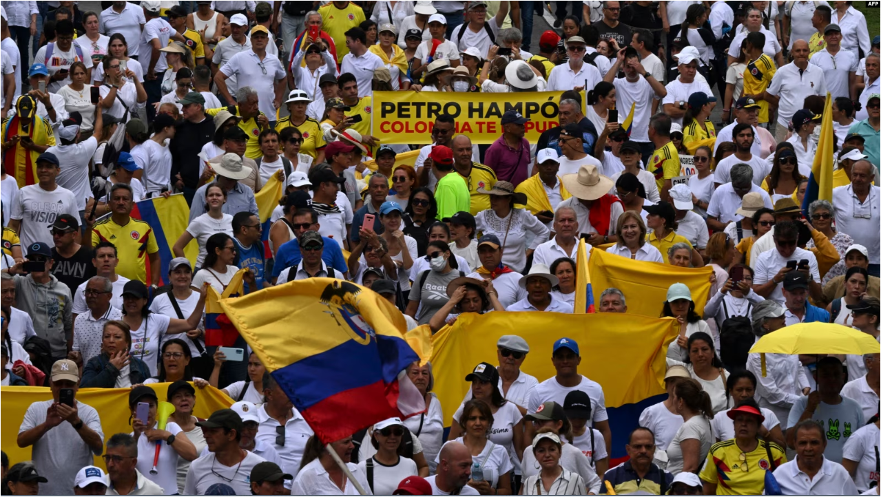 En esta vista aérea, manifestantes marchan contra el gobierno del presidente colombiano Gustavo Petro por las reformas de salud y pensiones en Cali, Colombia, el 21 de abril de 2024.