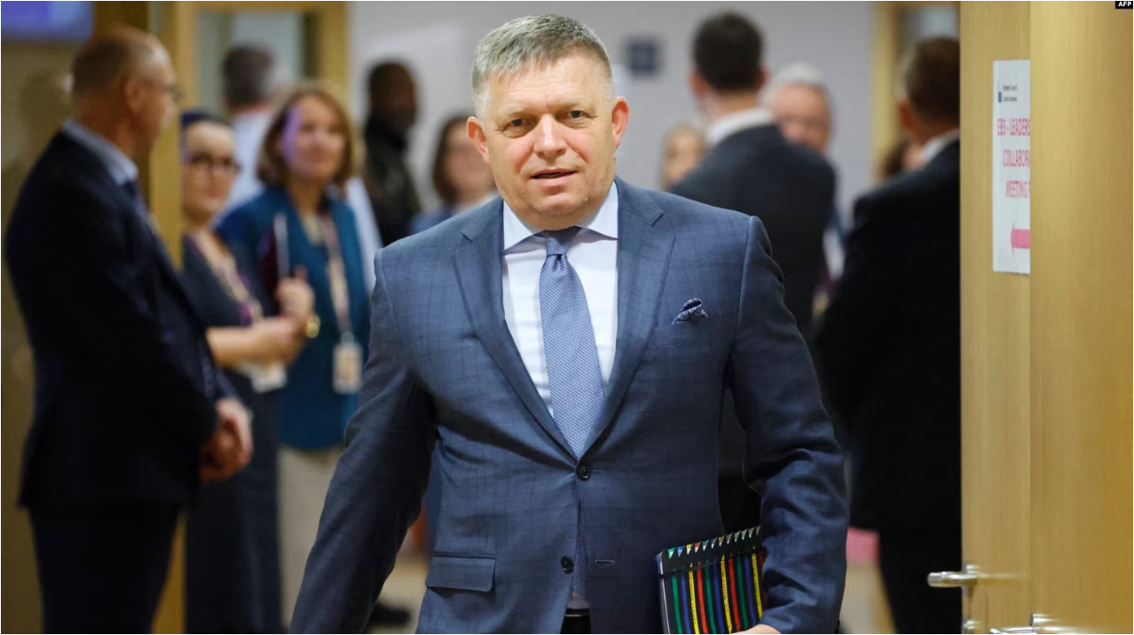 ARCHIVO - El primer ministro eslovaco, Robert Fico, llega a la cumbre de líderes de la UE en el edificio del Consejo Europeo en Bruselas el 26 de octubre de 2023. Fico recibió un disparo el 15 de mayo de 2024 y fue hospitalizado después en la ciudad central de Handlova.