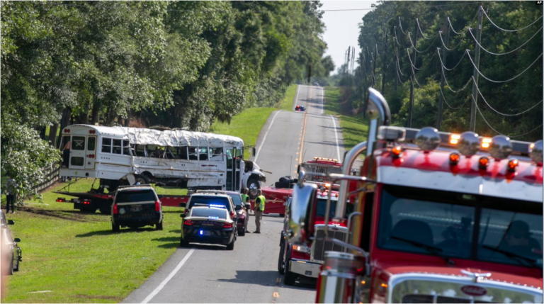 Un autobús es retirado después de chocar con una camioneta matando a ocho de los más de 50 trabajadores migrantes que iban en el autobús, el martes 14 de mayo de 2024, en Ocala, Florida. El conductor de la camioneta, Bryan Maclean Howard, está acusado de ocho cargos de homicidio.