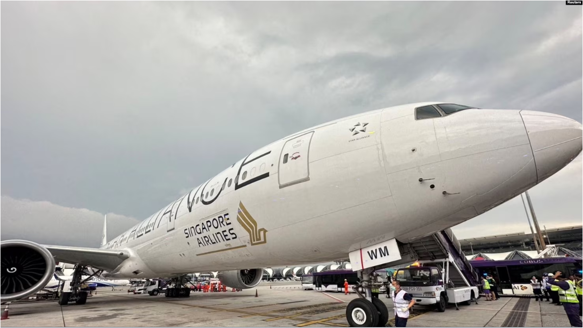 Un avión de la aerolínea de Singapur se ve en la pista después de solicitar un aterrizaje de emergencia en el aeropuerto internacional Suvarnabhumi de Bangkok, Tailandia.