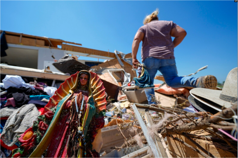 Una estatua de la Virgen de Guadalupe yace entre los escombros de la casa destruida de Juana Landeros, quien resistió un tornado mortal con su esposo y su hijo de 9 años la noche anterior, el domingo 26 de mayo de 2024, en Valley View, Texas, EEUU.