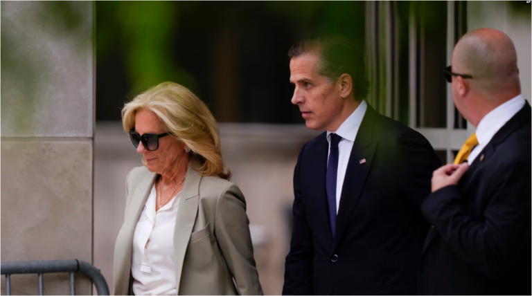 El hijo del presidente Joe Biden, Hunter Biden (a la derecha), acompañado por su madre, la primera dama Jill Biden, salen del tribunal federal después de escuchar el veredicto, el martes 11 de junio de 2024, en Wilmington, Delaware.