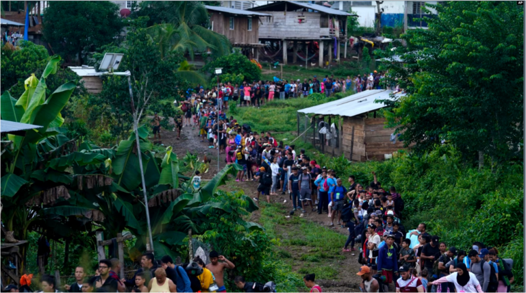 Migrantes que se dirigen al norte hacen fila para tomar un bote en Bajo Chiquito, en la provincia de Darién de Panamá, el 5 de octubre de 2023, después de cruzar caminando el Tapón del Darién desde Colombia.