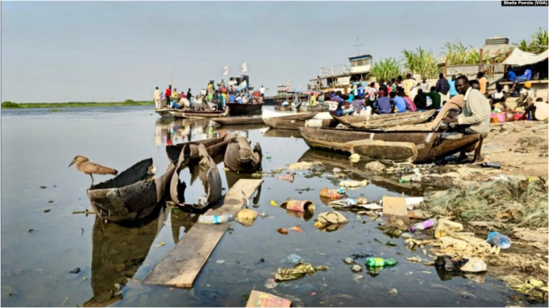 Basura y tablas podridas ensucian el río Nilo, en Bor, estado de Jonglei, Sudán del Sur.