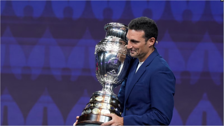 El entrenador de fútbol de Argentina, Lionel Scaloni, lleva el trofeo de la Copa América durante la ceremonia del sorteo del torneo de fútbol Copa América, el jueves 7 de diciembre de 2023, en Miami. (Foto AP/Lynne Sladky)