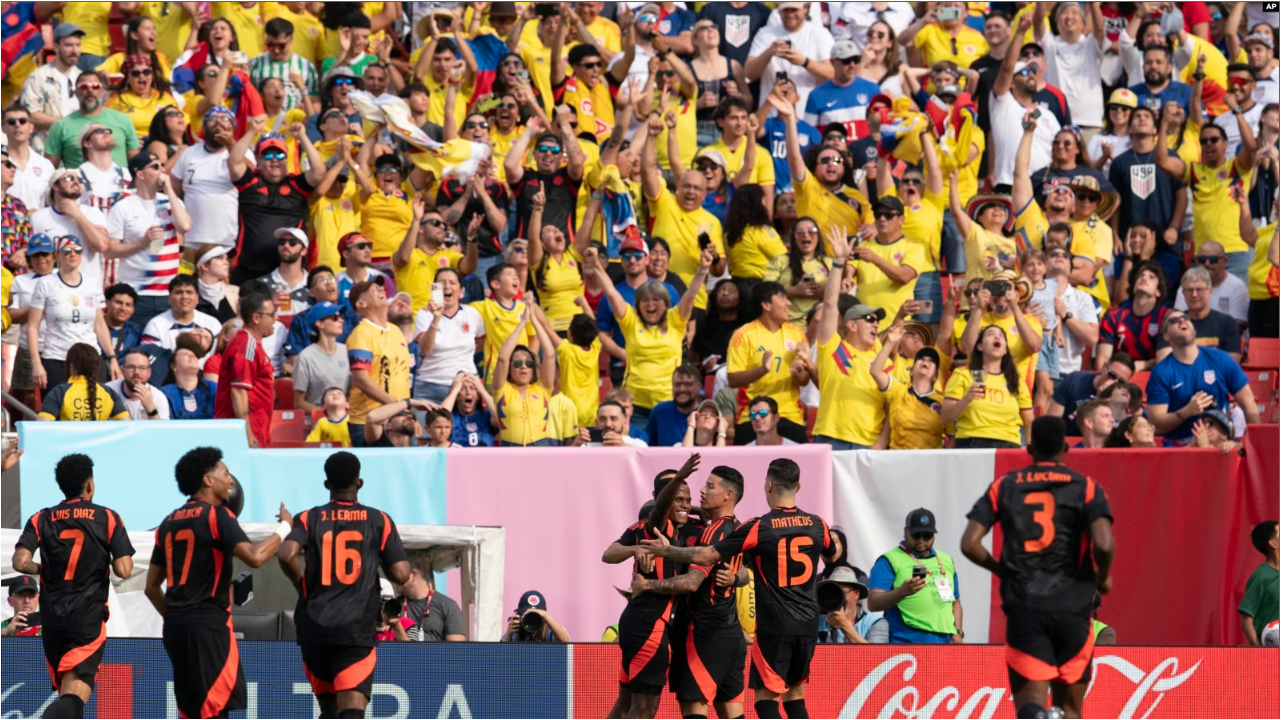 El mediocampista colombiano Jhon Arias (11), centro con tacos naranjas, celebra con sus compañeros su gol contra Estados Unidos en la primera mitad de un partido amistoso internacional de fútbol en Commanders Field, el sábado 8 de junio de 2024, en Landover, Maryland.