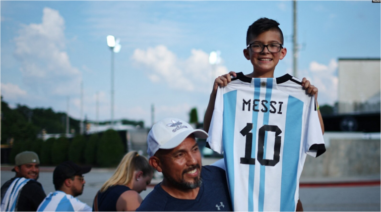 Fanáticos de la selección argentina asisten al entrentamiento en el estadio de la Universidad Estatal Kennesaw, Atlanta, Georgia, EEUU, el 17 de junio de 2024. REUTERS/Agustin Marcarian