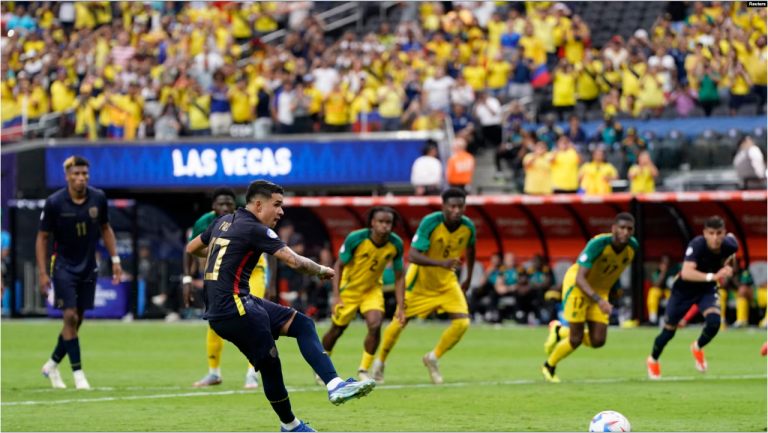 El ecuatoriano Kendry Paez (10) anota de penalti contra Jamaica en un partido de la Copa América. Crédito: Lucas Peltier-USA TODAY Deportes