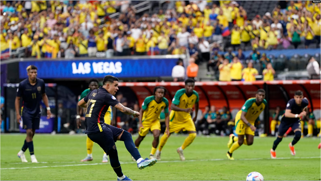 El ecuatoriano Kendry Paez (10) anota de penalti contra Jamaica en un partido de la Copa América. Crédito: Lucas Peltier-USA TODAY Deportes