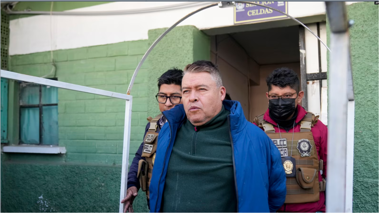 Juan José Zúñiga, ex comandante general del Ejército de Bolivia, es escoltado desde una cárcel para ser trasladado a la prisión de máxima seguridad de Chonchocoro, en La Paz, Bolivia, el sábado 29 de junio de 2024.