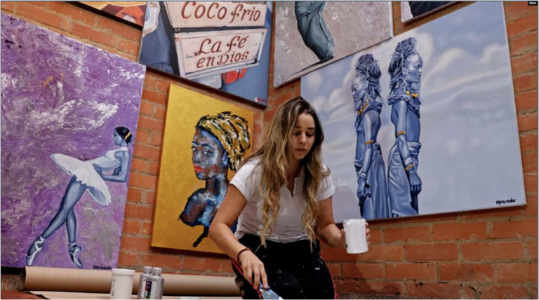 María Esther Panesso en su cuarto de pintura en Bogotá durante una entrevista con la Voz de América. FOTO: Johan Reyes, VOA.