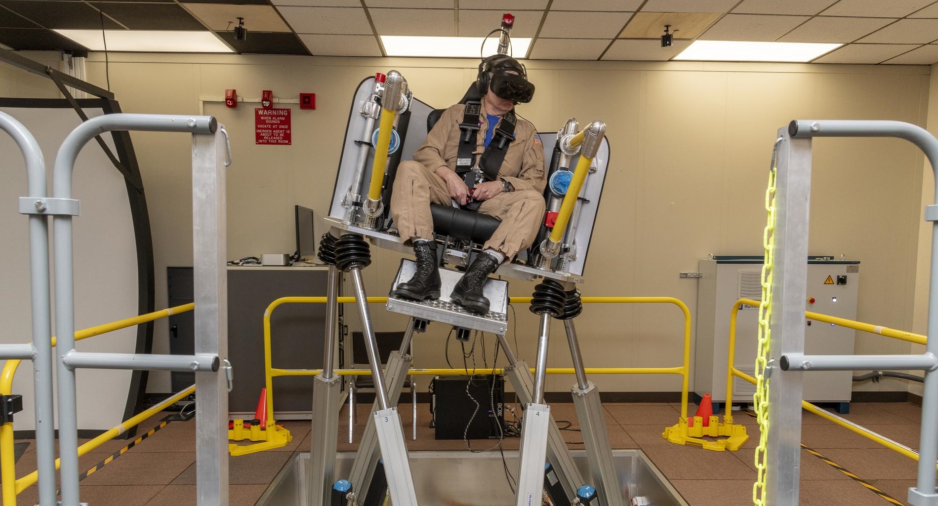 El piloto de pruebas de la NASA Wayne Ringelberg se sienta en el simulador de vuelo de realidad virtual del taxi aéreo durante una prueba en el Centro de Investigación de Vuelo Armstrong de la NASA en Edwards, California, en marzo de 2024. NASA/Steve Freeman