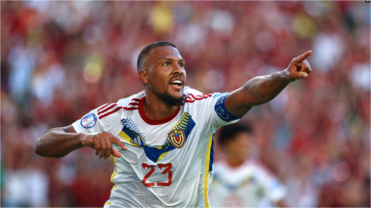 El delantero de Venezuela, Salomón Rondón, celebra al marcar el segundo gol de su equipo durante el partido de fútbol del grupo B del torneo Copa América Conmebol 2024 entre Jamaica y Venezuela en el estadio Q2 de Austin, Texas, el 30 de junio de 2024.