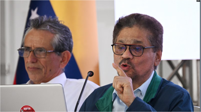 ARCHIVO: Iván Márquez lee en voz alta junto a Walter Mendoza, ambos representantes del grupo armado Segunda Marquetalia, el lunes 24 de junio de 2024, durante el inicio de conversaciones de paz con el gobierno colombiano, en Caracas, Venezuela.