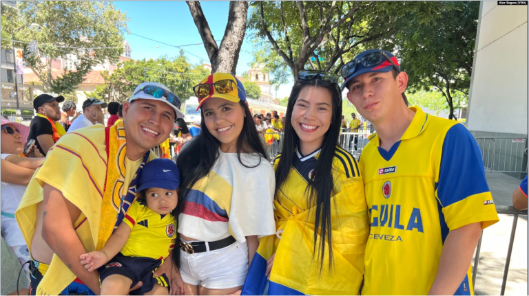 Un grupo de aficionados colombianos posa para la Voz de América en los exteriores del hotel de concentración de la Selección Colombia en Santa Clara, California, el 1 de julio de 2024.