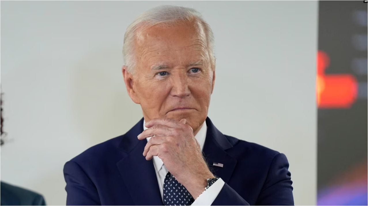 El presidente Joe Biden escucha durante una visita al Centro de Operaciones de Emergencia de Washington D.C., el martes 2 de julio de 2024, en Washington.