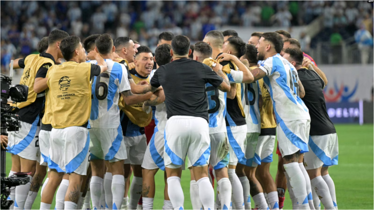 Con una destacada actuación de Emiliano Martínez, Argentina venció a Ecuador 4-2 en la tanda de penales y avanzó a las semifinales de la Copa América.