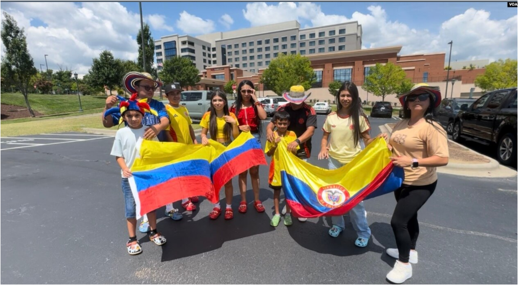 Aficionados colombianos esperan a la selección cafetera cerca del hotel donde se hospeda el equipo