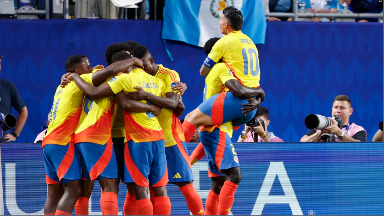 Los jugadores de Colombia celebran el gol de apertura de su equipo contra Uruguay, anotado por su compañero Jefferson Lerma, durante un partido de semifinales de la Copa América en Charlotte, Carolina del Norte, el miércoles 10 de julio de 2024. (Foto AP/Nell Redmond)