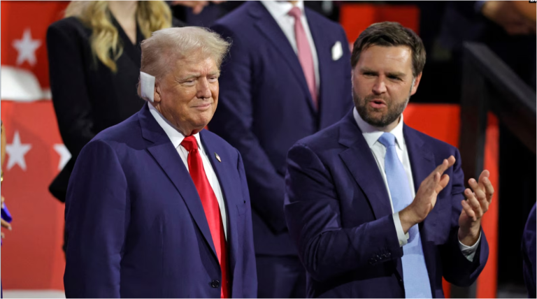 El exmandatario y candidato republicano a la presidencia, Donald Trump (izq.), sonríe junto al senador de Ohio y ahora candidato republicano a vicepresidente, J. D. Vance, en el primer día de la Convención Nacional Republicana de 2024 en Milwaukee, el 15 de julio de 2024.