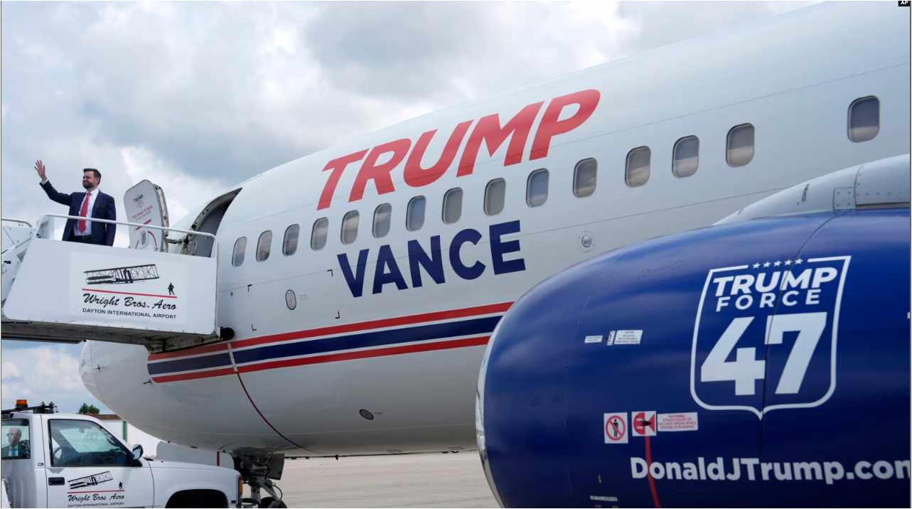 El candidato republicano a la vicepresidencia, el senador J.D. Vance, republicano por Ohio, saluda mientras aborda el Trump Force Two en el Aeropuerto Internacional de Dayton, el lunes 22 de julio de 2024, en Dayton, Ohio.