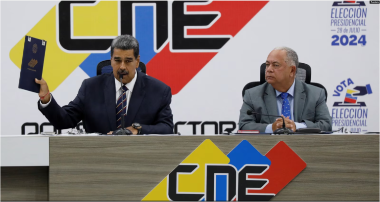 El presidente Nicolás Maduro muestra la credencial del CNE que le da como ganador de la elección de este domingo en Venezuela, en Caracas, el 29 de julio de 2024.