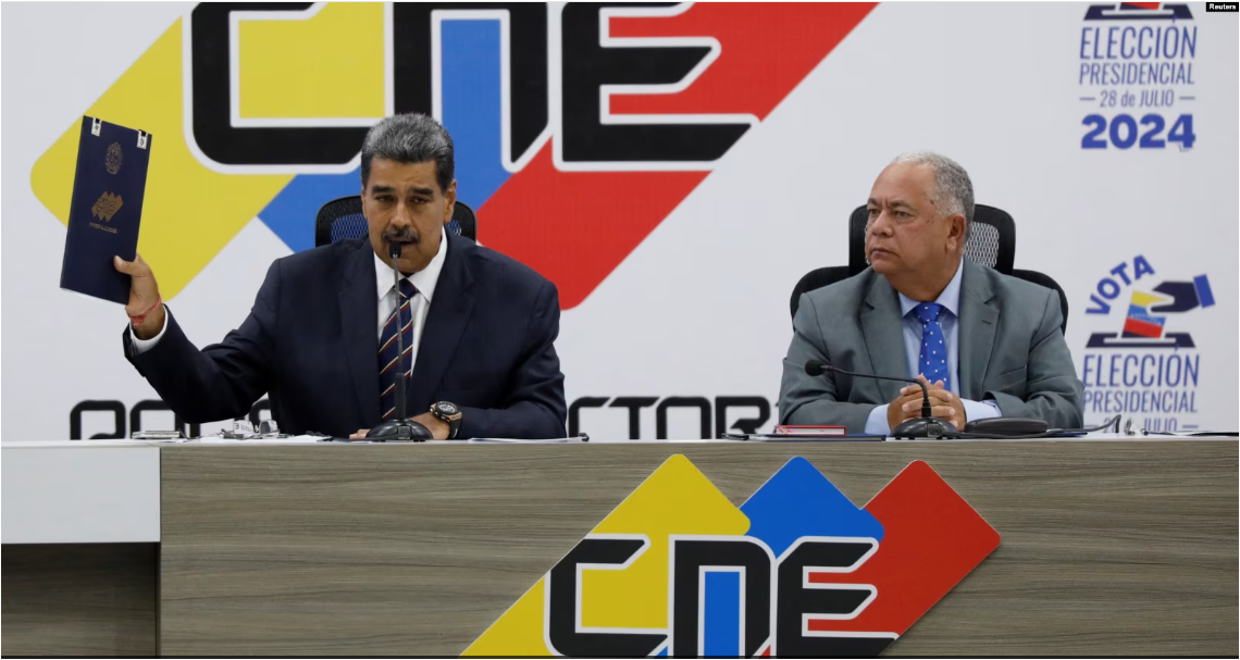 El presidente Nicolás Maduro muestra la credencial del CNE que le da como ganador de la elección de este domingo en Venezuela, en Caracas, el 29 de julio de 2024.